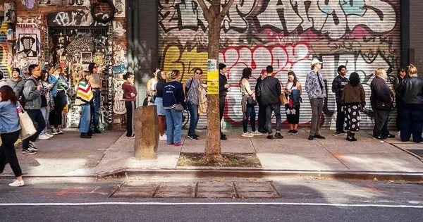 Phong trào xếp hàng để mua đồ ăn gây sốt