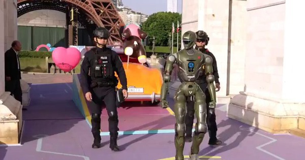 Robot 'kẻ hủy diệt' xuất hiện, tuần tra cùng cảnh sát Trung Quốc