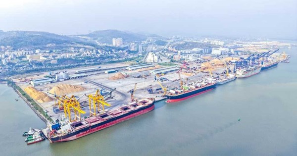 Chỉ trong vài giờ, hàng chục triệu USD "nô nức" qua cửa khẩu Việt Nam, có gì đáng chú ý?