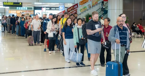 Lượng khách kỷ lục qua sân bay Nội Bài hôm nay