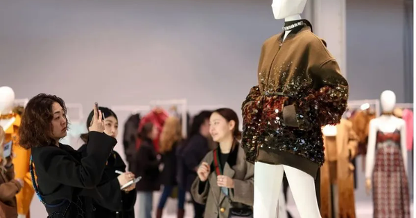 Các thương hiệu xa xỉ toàn cầu "chìm" trong cơn lốc giảm giá