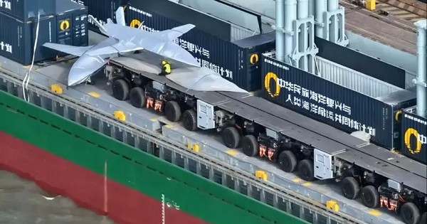 Trung Quốc hoán cải tàu container phương tiện mang máy bay chiến đấu