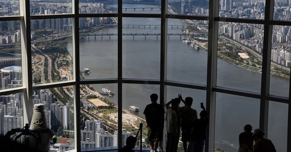 Chuyện ngược đời tại Hàn Quốc: Giáo sư phải đi thi hộ cho sinh viên vì lo sợ khoa bị xóa sổ