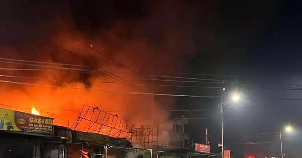 Cháy lớn thiêu rụi 2 căn nhà kinh doanh điện máy, điện lạnh ở Phú Thọ