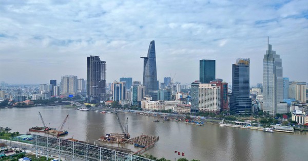 Cầu đi bộ nghìn tỷ qua sông Sài Gòn dần lộ diện sau 9 tháng thi công