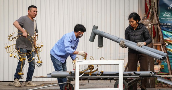 Loạt nhà ven Hồ Gươm di dời, người gom phế liệu kiếm tiền triệu mỗi ngày