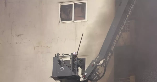 Hà Nội: Ngôi nhà cao tầng trên phố Lê Lợi bốc cháy ngùn ngụt, có người mắc kẹt