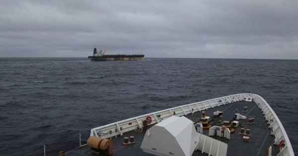 Mỹ bắt giữ tàu chở dầu mang cờ Nga sau ‘nhiều tuần truy đuổi’