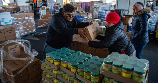 Buồn của nền kinh tế lớn nhất thế giới: Người kiếm nhiều tiền vẫn thấy nghèo, chật vật cả với chi phí trông trẻ, vì đâu?