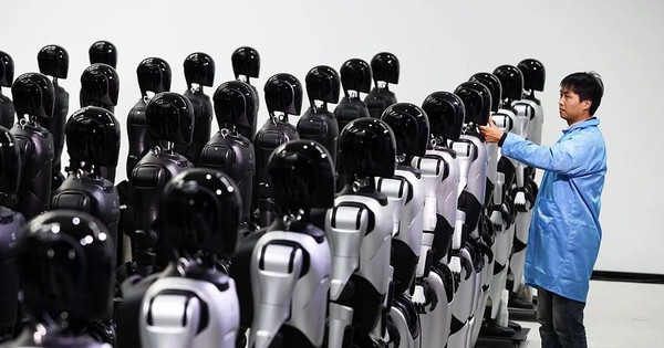 Bên trong công xưởng 10.000 m2, hàng trăm người Trung Quốc đang làm một việc mà cả thế giới không hiểu nổi