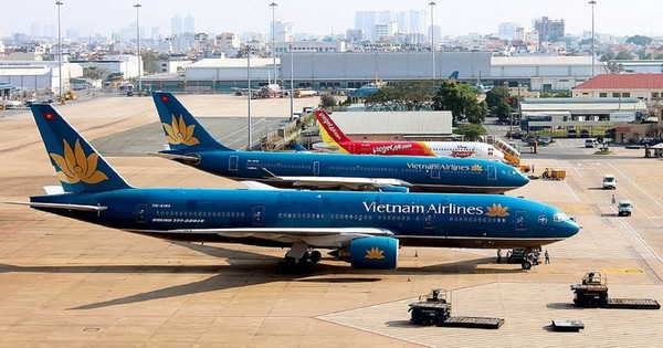 Mua vé máy bay Tết tốn cả tháng lương, nhiều người đổi ý 'xuân này không về'