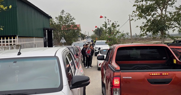 Ô tô đậu kín đường làng "săn đất" sau khi có thông tin quy hoạch khu công nghiệp
