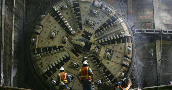 Trung Quốc tạo kỳ tích gây sốc: Máy đào hầm dài 145 mét, nặng 5.000 tấn bất ngờ mắc kẹt dưới đáy sông, được ‘giải cứu’ thành công bằng cách không ai ngờ