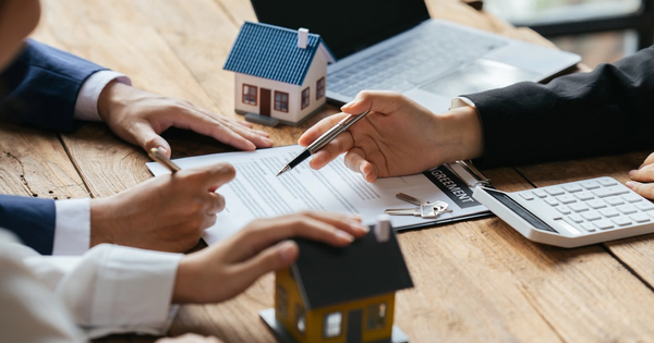 Lãi suất tăng, người mua nhà nên xuống tiền luôn hay chờ đợi?