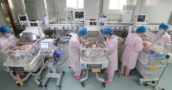 Đẻ con được tặng nhà: Trung Quốc "treo thưởng kép" giữa khủng hoảng dân số và địa ốc