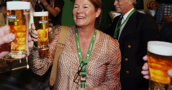 Ái nữ độc nhất nhà Heineken: Từ bà nội trợ nhút nhát, né tránh việc thừa kế bằng được đến nữ vương đế chế bia 15 tỷ USD