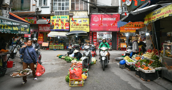 Bỏ chục tỷ đồng mua nhà, sống khổ giữa nhan nhản chợ cóc, quán ăn