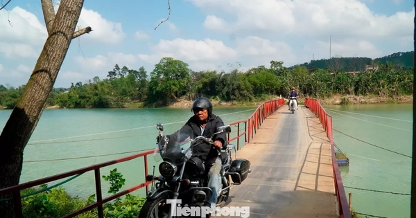 Nối xong cầu phao bị lũ cuốn đứt trên thượng nguồn sông Hương