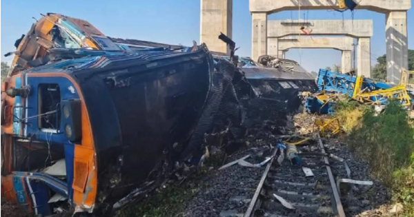 Thái Lan: Cần cẩu đổ sập xuống đoàn tàu đang chạy, ít nhất 22 người thiệt mạng