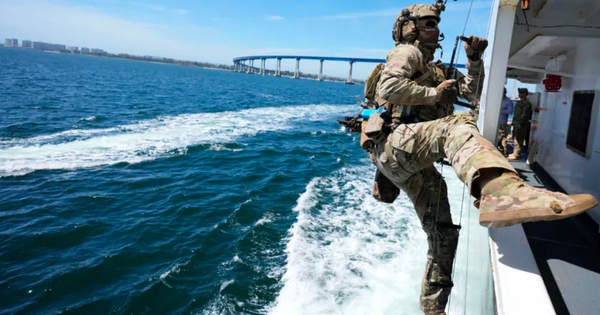 Hàng chục tàu chở dầu Venezuela đang di chuyển bất ngờ bị truy đuổi, buộc phải quay đầu