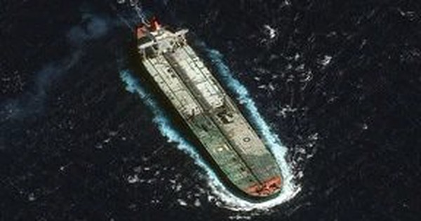 Bị Mỹ truy đuổi sát sao, hàng loạt siêu tàu chở dầu treo cờ Nga bất ngờ xuất hiện ngoài khơi