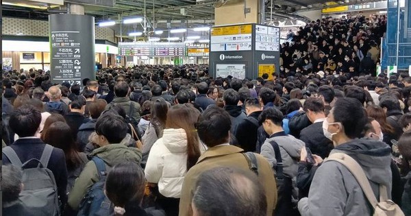 Cảnh tượng "ác mộng" tại ga tàu Nhật Bản: Hàng vạn người chen chúc nghẹt thở trong giờ cao điểm, những tuyến đường sắt huyết mạch của Tokyo tê liệt