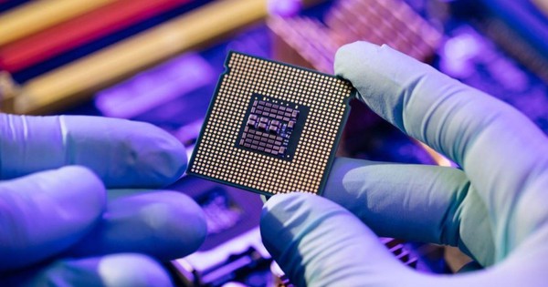 Sóng cổ phiếu Công nghệ - Viễn thông: FPT tăng kịch trần, ELC, FOX vượt đỉnh lịch sử