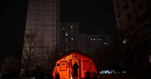 Nga "đưa" Kiev về mùa đông lạnh lẽo nhất: Không điện nước, phải dùng gạch để sưởi ấm