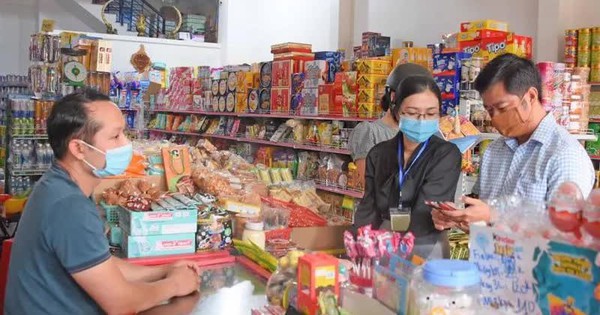 Chiết sản phẩm từ can lớn sang chai nhỏ rồi dán nhãn hiệu riêng để bán, hộ kinh doanh tính thuế thế nào: Cơ quan Thuế trả lời