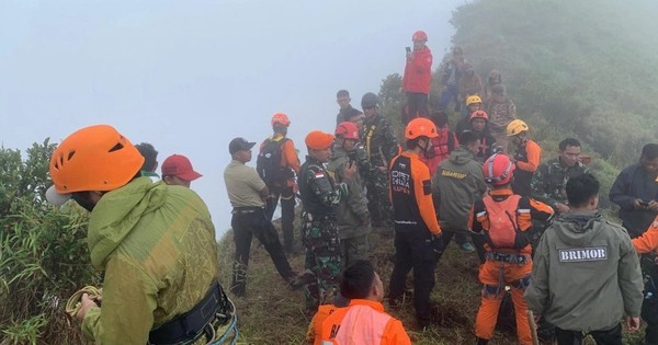 Rơi máy bay Indonesia: Tìm thấy nạn nhân đầu tiên, cứu hộ vô cùng khó khăn