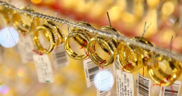 Trưa 19/1: Giá vàng nhẫn, vàng miếng tăng hơn 2 triệu đồng, chạm mốc 165 triệu đồng/lượng