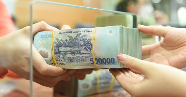 Ngân hàng niêm yết lãi suất tiết kiệm cao hàng đầu bất ngờ điều chỉnh mạnh kỳ hạn dài: Gửi 6 tháng lãi cao hơn 36 tháng