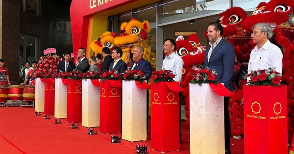 Chủ tịch Hoa Sen Lê Phước Vũ "xuống núi" bắt tay tỷ phú Trần Bá Dương: Chính thức kích hoạt "bom tấn" bán lẻ Hoa Sen Home