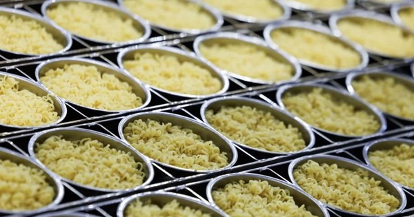 Mì cay vị phô mai đang giúp xuất khẩu thực phẩm của Hàn Quốc đạt mức cao kỷ lục
