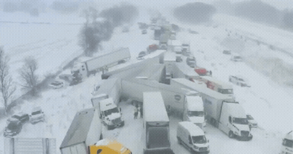 100 xe đâm nhau liên hoàn ở Mỹ: Cảnh tượng hỗn loạn không tưởng