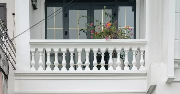 Ngôi nhà 102m2 gây thương nhớ với cổng lợp ngói lưu ly