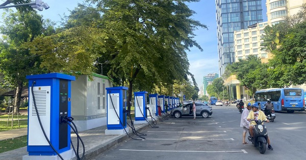 TPHCM lắp đặt tủ đổi pin trên vỉa hè