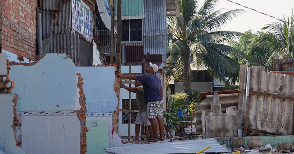 Người dân tháo dỡ nhà phục vụ dự án cải tạo kênh ô nhiễm bậc nhất TP.HCM