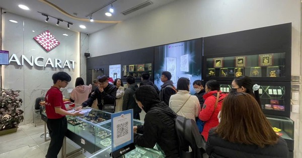 Bạc chính thức vượt 100 triệu đồng/kg