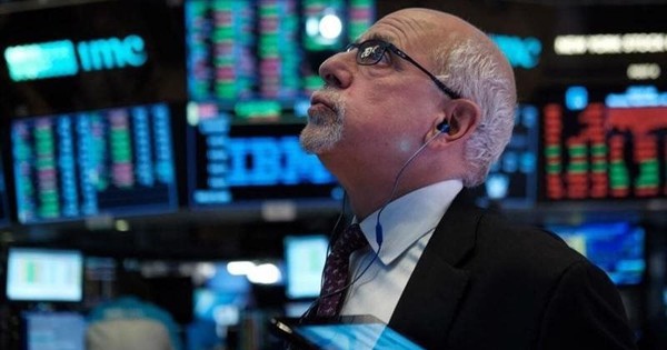 Khối ngoại tiếp đà bán ròng phiên cuối tuần, "xả" 350 tỷ đồng tại một cổ phiếu ngân hàng