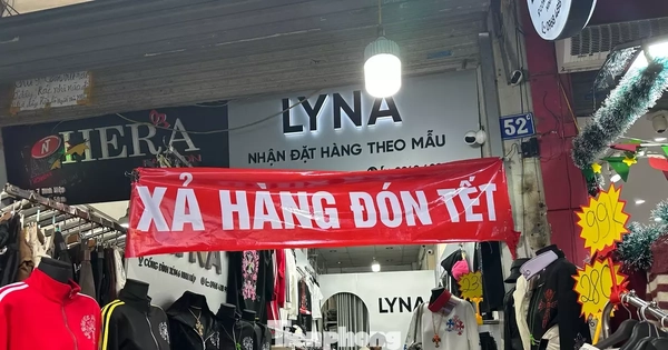 Vừa mở cửa trở lại, chợ Ninh Hiệp đã đua nhau 'xả hàng Tết'