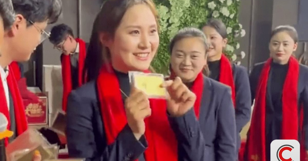 Một tiệm vàng Trung Quốc chơi lớn: Thưởng 'nóng' tiền và vàng cho nhân viên dịp tất niên