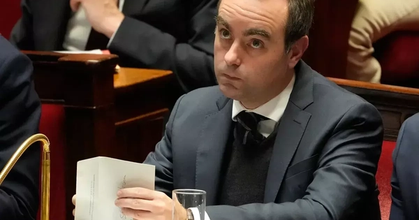 Chính phủ Pháp tránh được nguy cơ sụp đổ