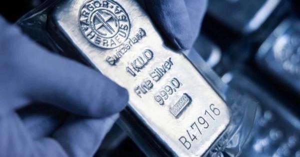 Kỷ lục chưa từng có: Giá bạc Thượng Hải cao hơn 14 USD so với sàn COMEX