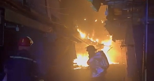 Cháy nhiều căn nhà ở phường Bình Đông- TPHCM lúc rạng sáng