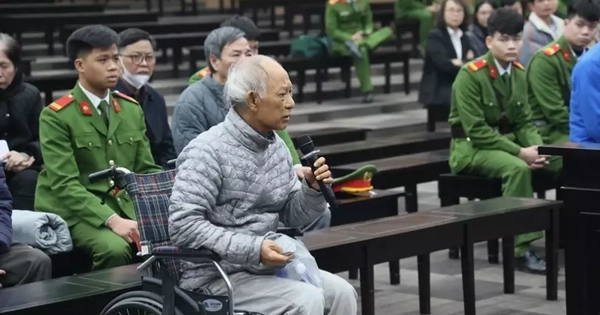 Cựu Tổng giám đốc VICEM khai không quan tâm tiền 'biếu' vì thu nhập cán bộ cả trăm triệu mỗi tháng