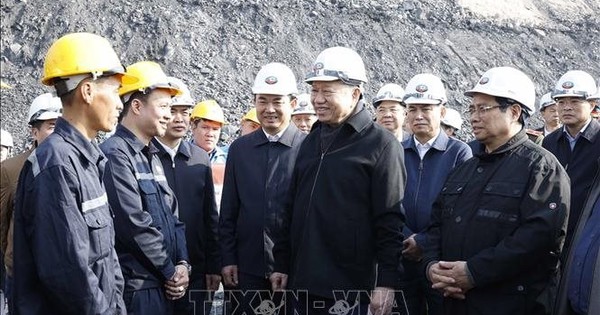 Tổng Bí thư và Thủ tướng cùng đến thăm một công ty đặc biệt