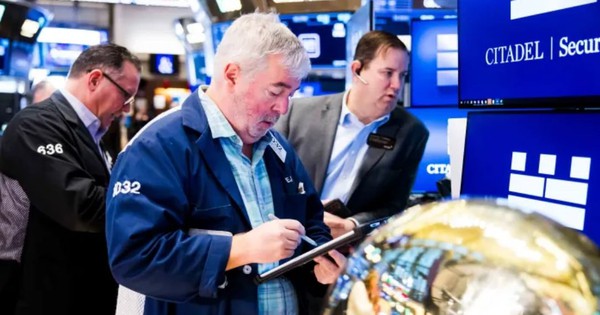 S&P 500 lập kỷ lục chưa từng có 7.000 điểm, chứng khoán Mỹ 'im ắng' sau khi Fed giữ nguyên lãi suất