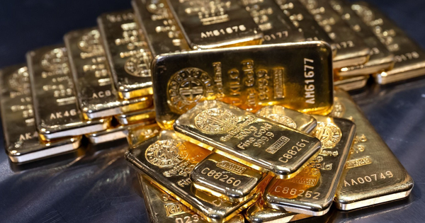 Giá vàng thế giới chứng kiến mức tăng chưa từng thấy trong vài tiếng đồng hồ, lên mốc 5.600 USD/ounce