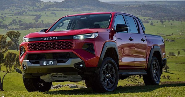 Toyota Hilux 2026 công bố giá từ 632-903 triệu đồng - có đủ sức lật đổ 'ngôi vương' của Ford Ranger